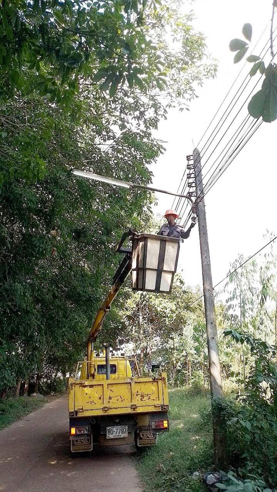แก้ไขโคมไฟส่องสว่างสาธารณะในเขตเทศบาลตำบลศรีสงคราม