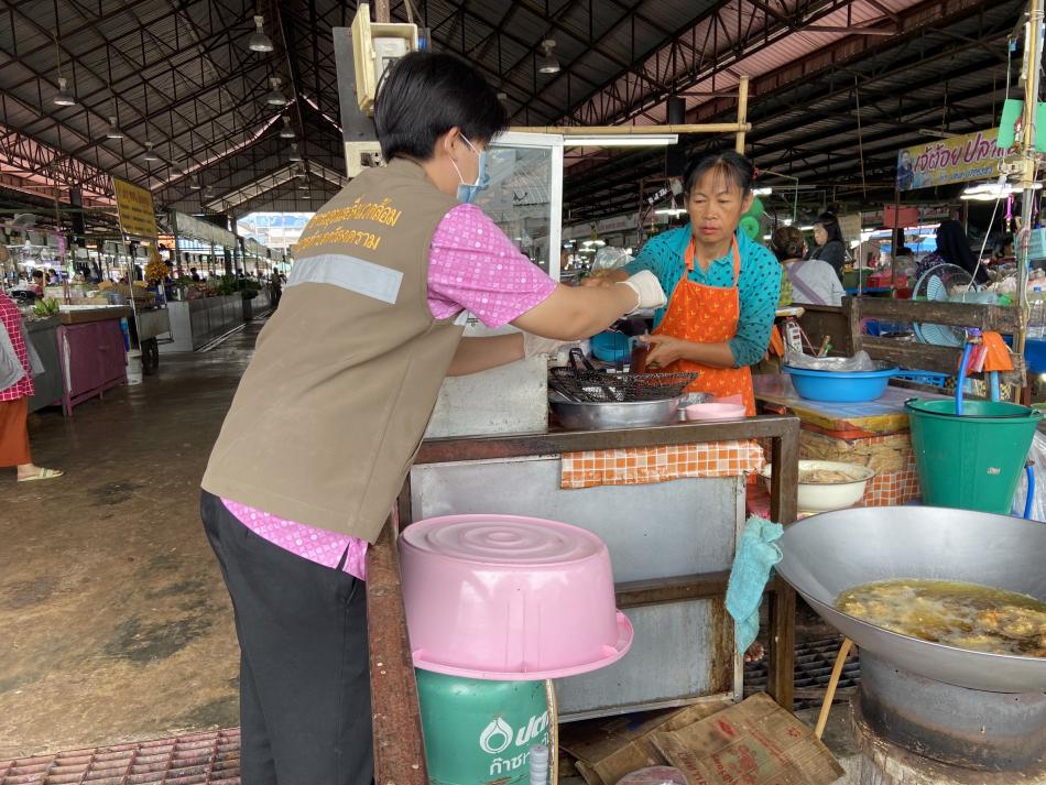 ตรวจสารปนเปื้อนในอาหาร ณ ตลาดสดเทศบาลตำบลศรีสงคราม