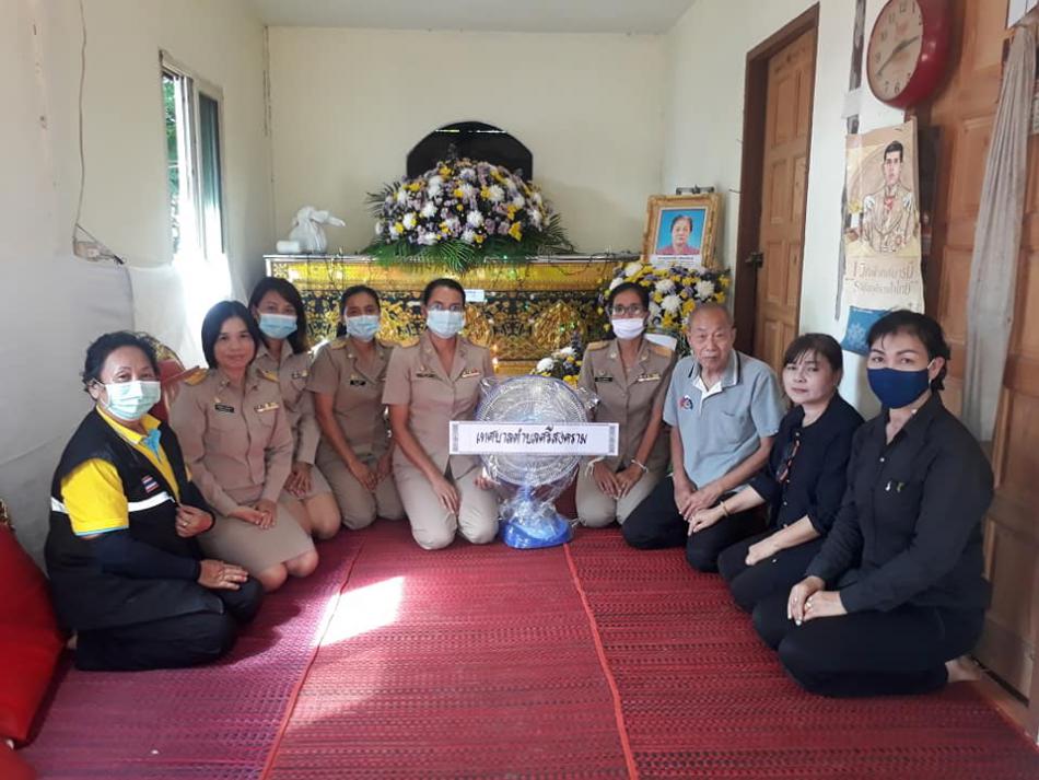 นำพวงหรีดร่วมแสดงความอาลัย