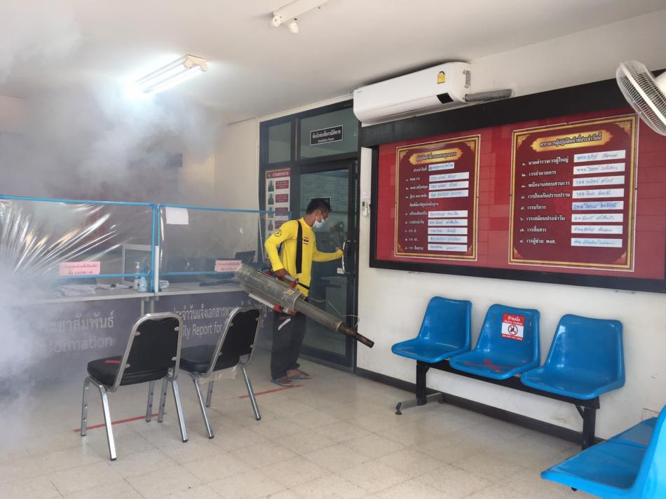 พ่นหมอกควันกำจัดยุงลายป้องกันไข้เลือดออก ณ สถานีตำรวจภูธรศรีสงคราม