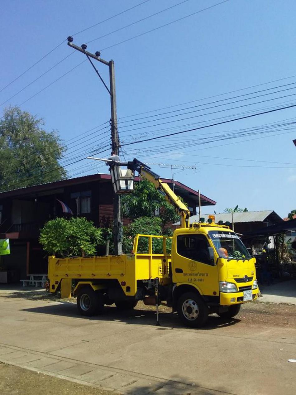 วันพฤหัสบดีที่ 28 มีนาคม 2562 เทศบาลตำบลศรีสงคราม โดยกองช่าง ดำเนินการแก้ไขซ่อมแซมโคมไฟฟ้าส่องสว่างสาธารณะ ภายในเขตเทศบาลตำบลศรีสงคราม อำเภอศรีสงคราม จังหวัดนครพนม ดังนี้ 1. บริเวณถนนเทศบาล 1 บ้านปากอูน หมู่ที่ 4 2. บริเวณถนนลำน้ำอูน บ้านปากอูน หมู่ที่ 4 3. บริเวณถนนเทศบาล 10 บ้านปากอูน หมู่ที่ 4 (ข้างวัดศรีสมบูรณ์)(จำนวน 1 ภาพ)